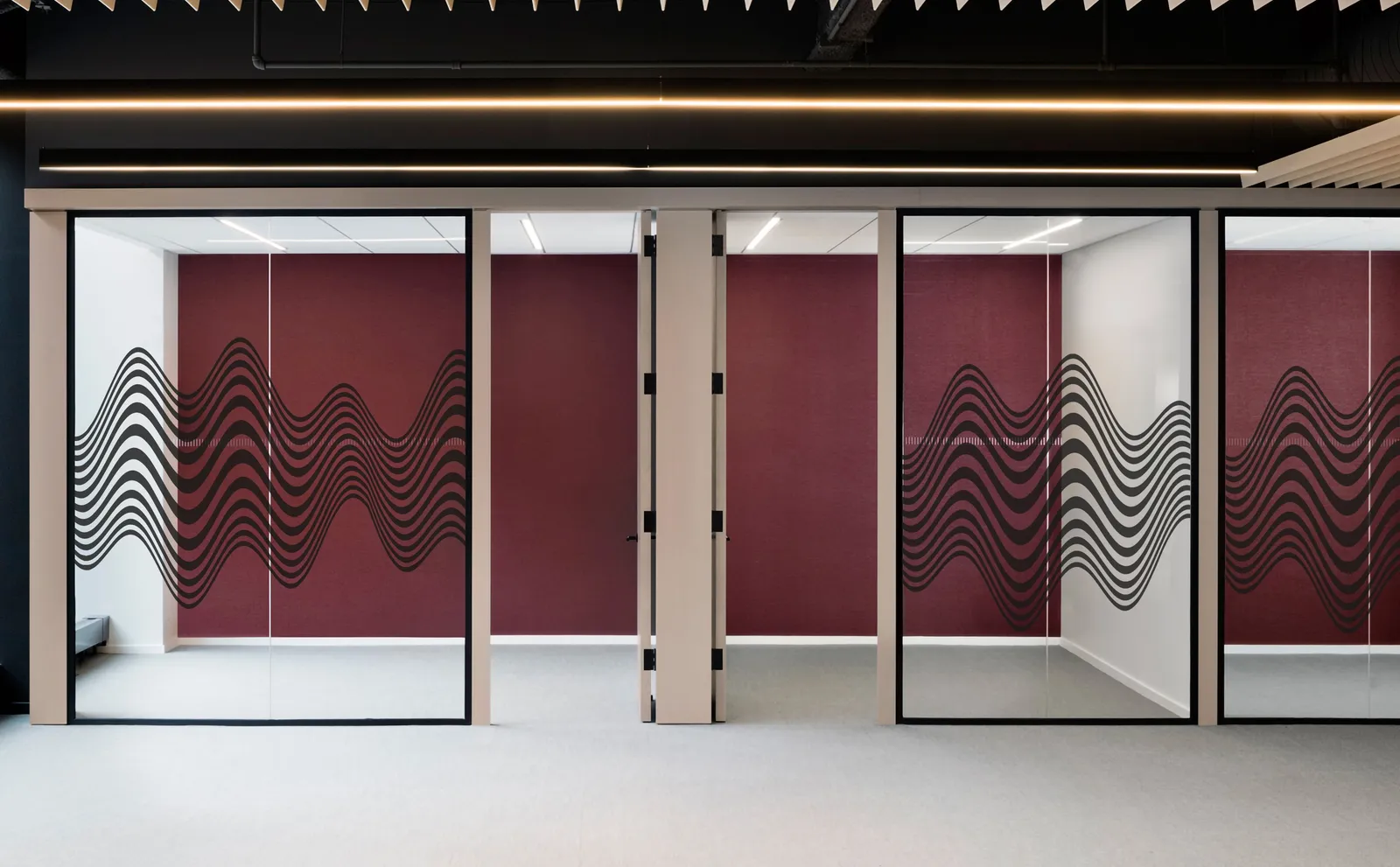 Simulation : série de portes vitrées traversées par une frise de vagues noires en effet optique