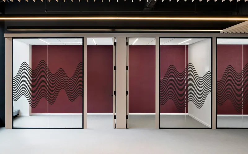Simulation : série de portes vitrées traversées par une frise de vagues noires en effet optique