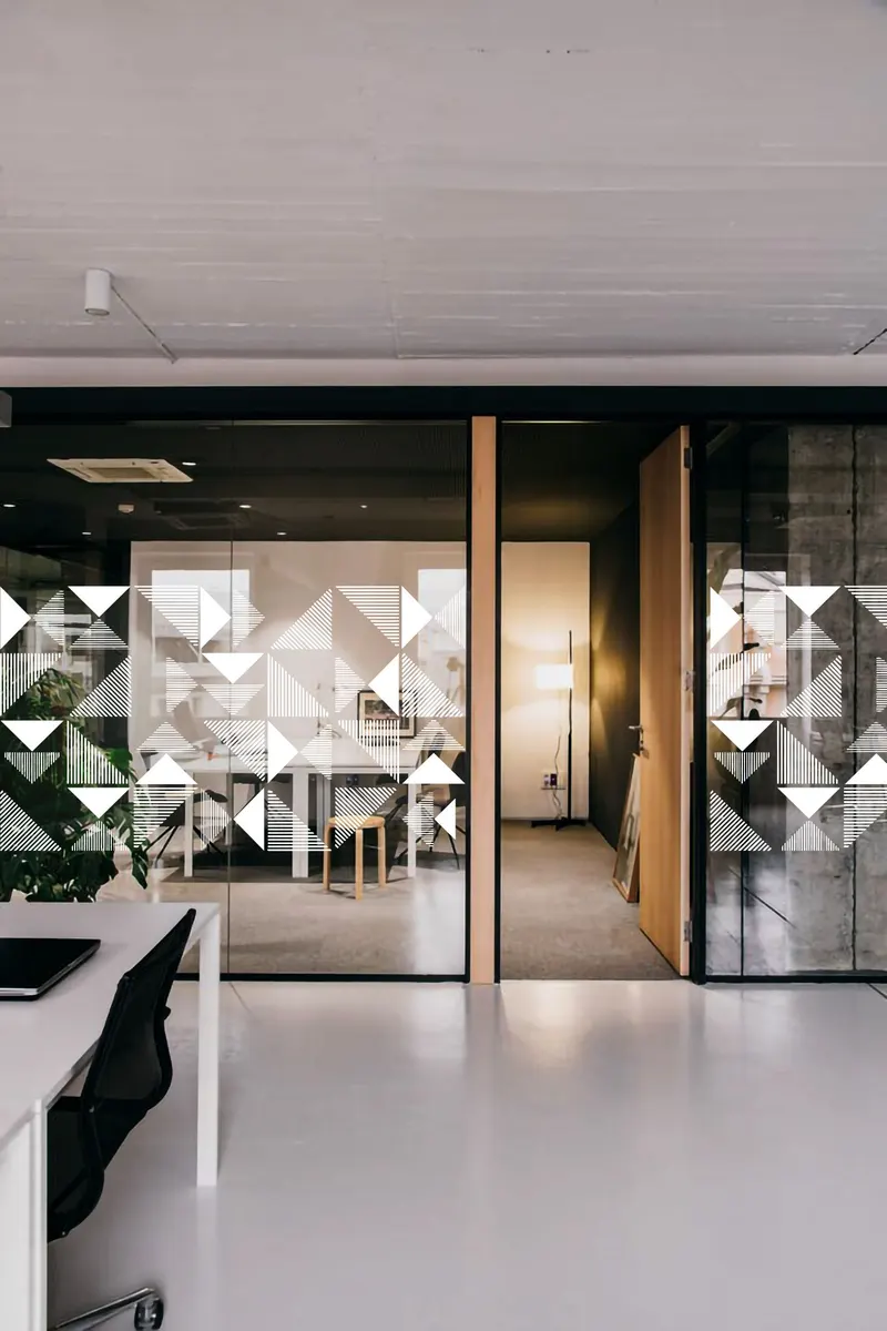 Simulation : cloison vitrée de bureau couverte de triangles pleins, hachurés et transparents
