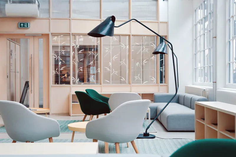 Simulation : lounge dont le vitrage est décoré de tiges de bambou en diagonale