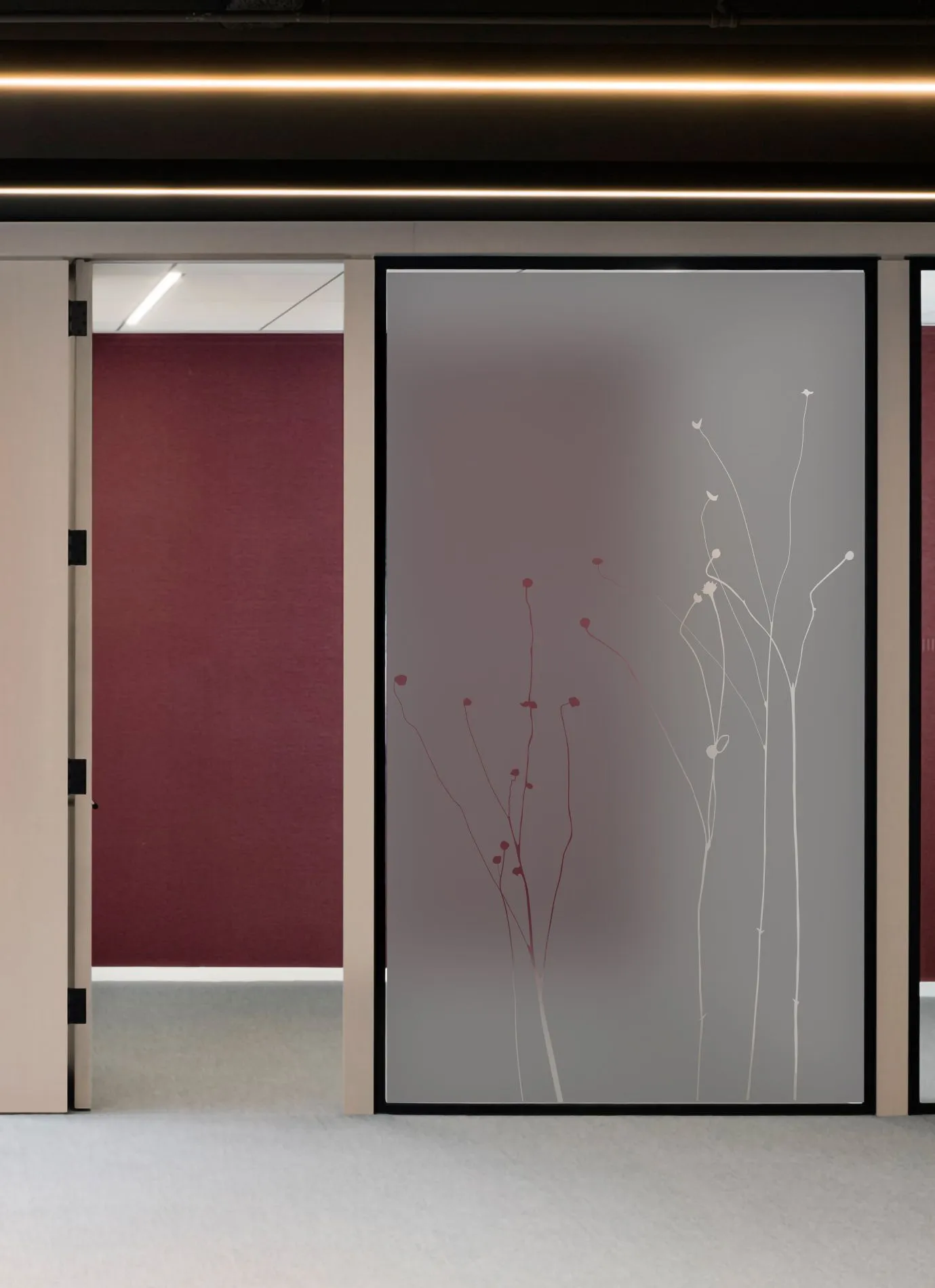 Simulation : porte vitrée dépolie ornée de hautes tiges fleuries transparentes