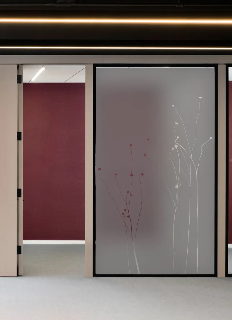 Simulation : porte vitrée dépolie ornée de hautes tiges fleuries transparentes