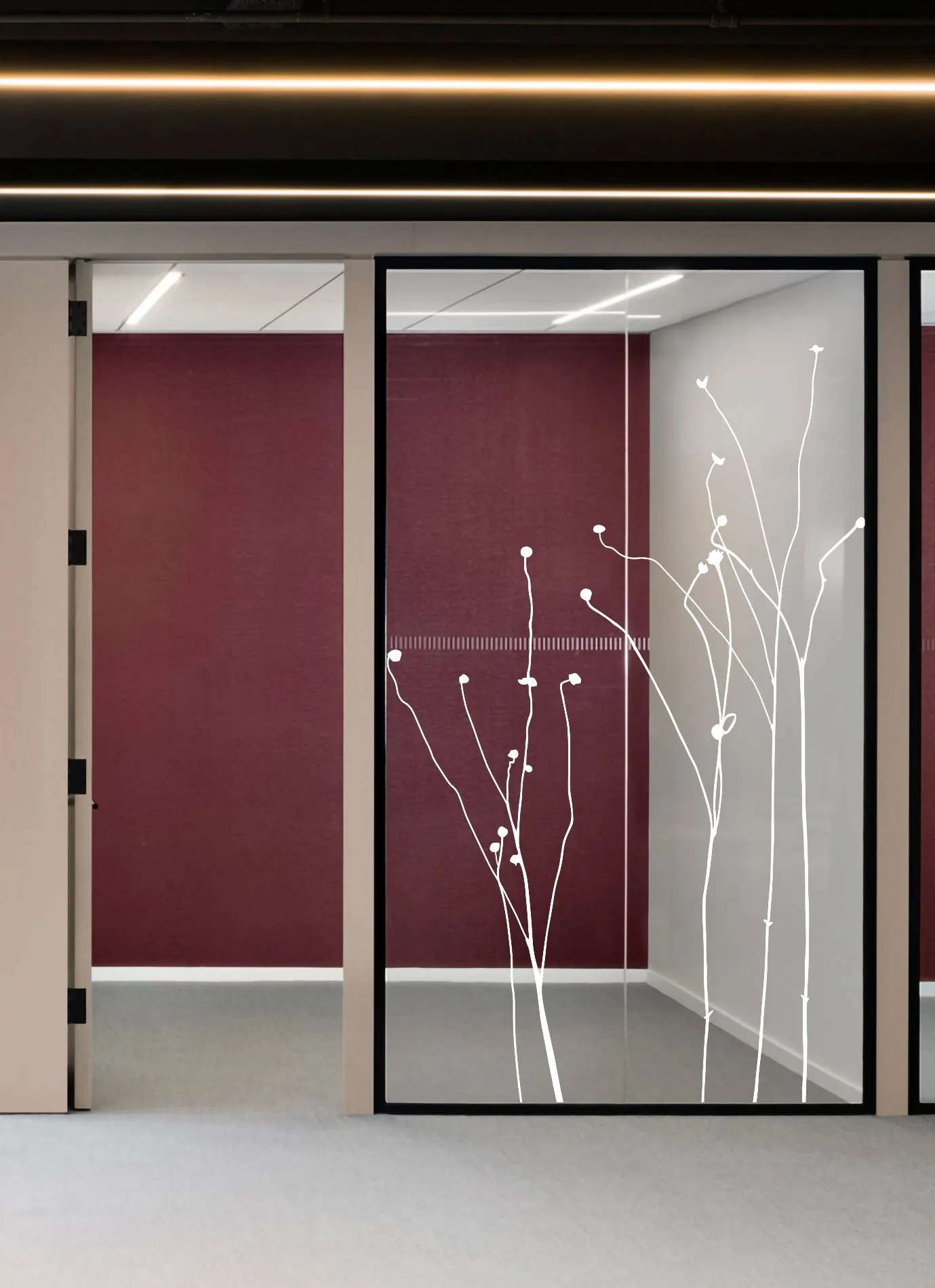 Simulation : porte vitrée dépolie ornée de hautes tiges fleuries transparentes (vue 2)