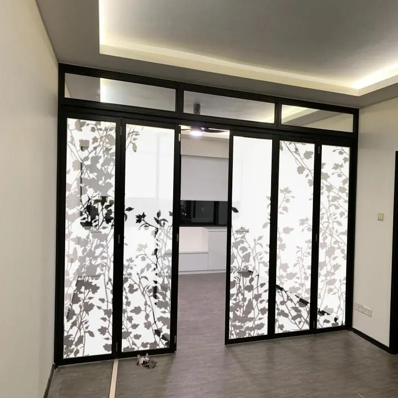 Simulation : portes vitrées à cadre noir couvertes d’un feuillage grimpant en silhouette blanche