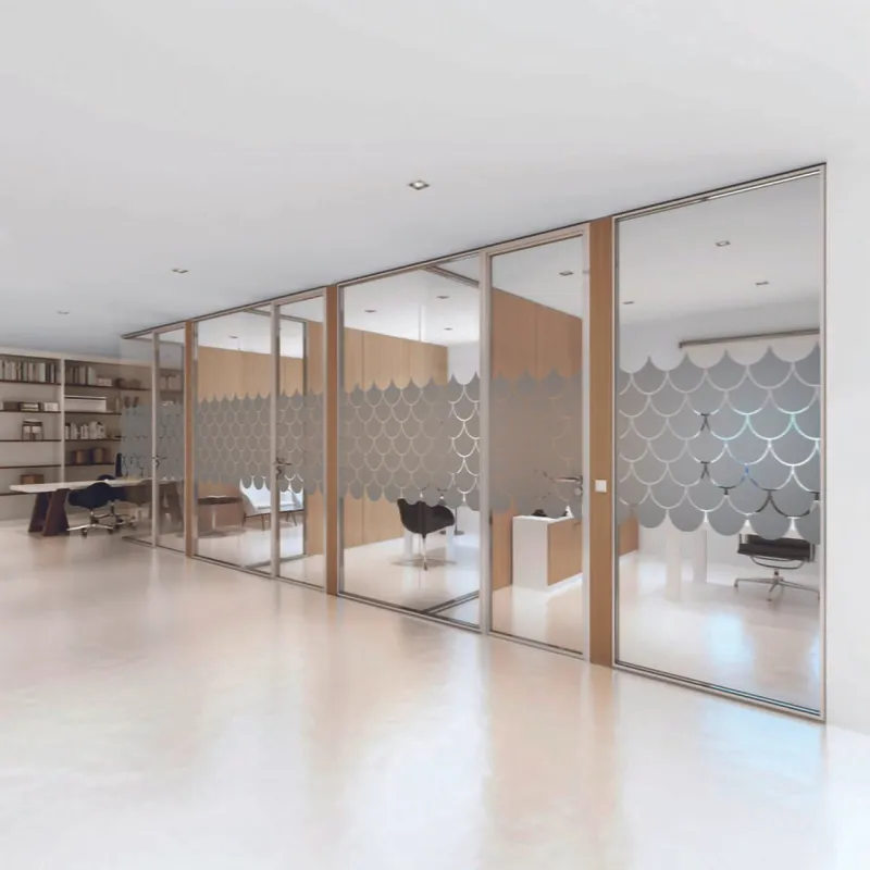 Simulation : enfilade de bureaux vitrés avec une bande d’écailles dépolies à mi-hauteur