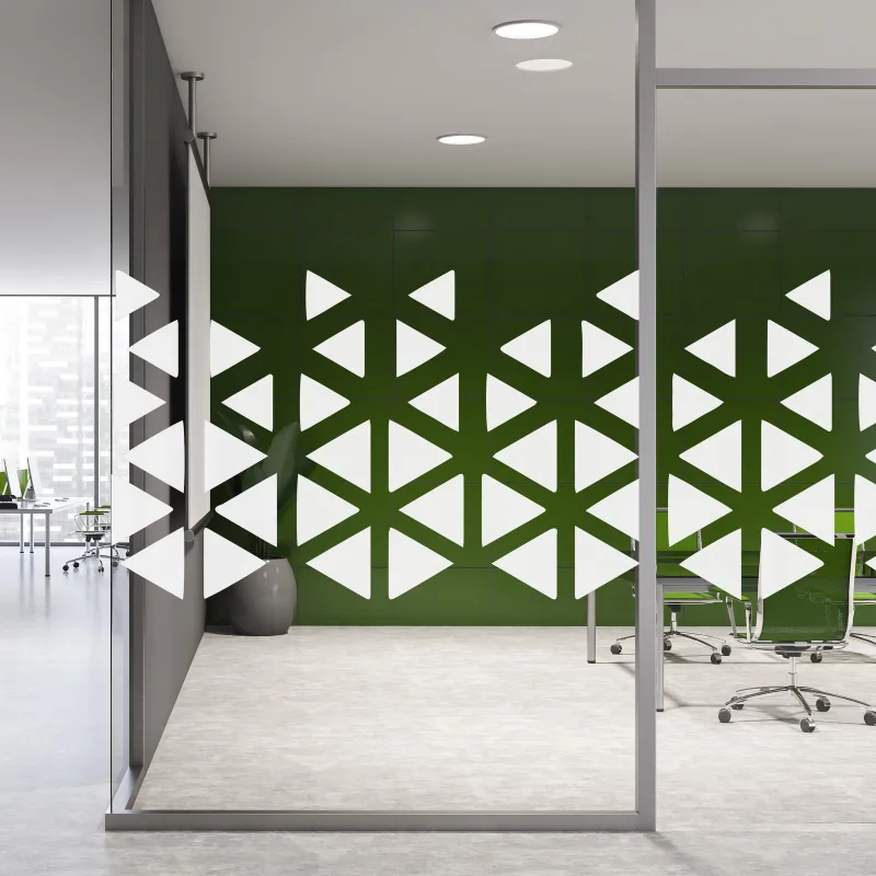 Simulation : cloison vitrée ornée de triangles blancs groupés en rosaces hexagonales espacées