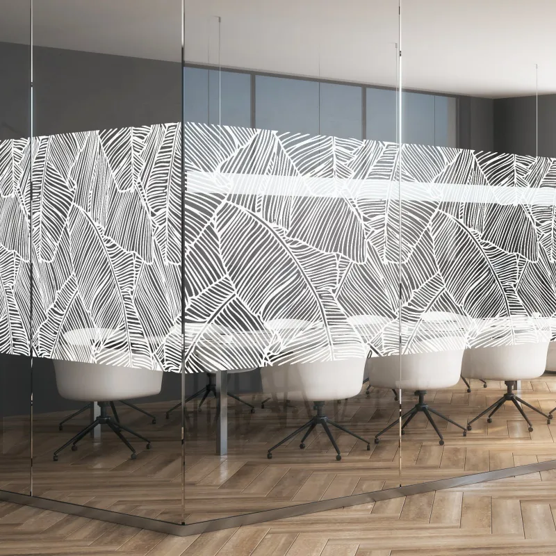 Simulation : salle de réunion vitrée entourée d’une bande de feuilles de bananier au trait blanc