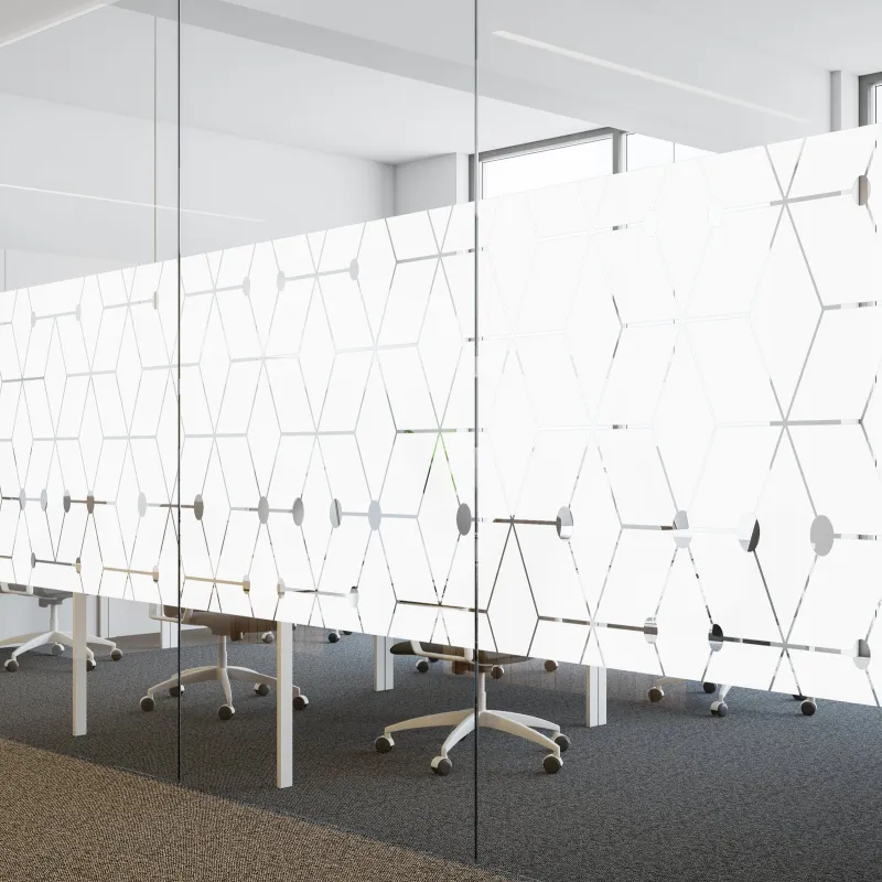 Simulation : open space derrière une haute bande dépolie tramée d’hexagones et de pastilles claires