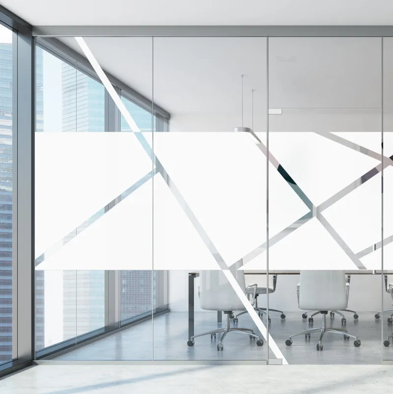 Simulation : salle de réunion vitrée avec une large bande blanche coupée de diagonales fines