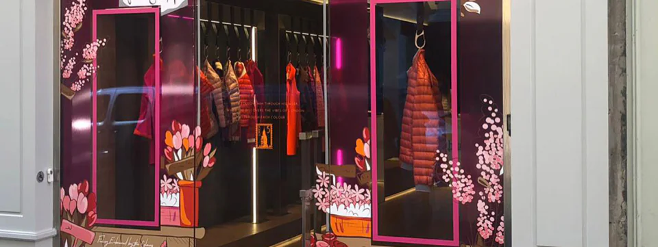 Vitrine de la boutique Herno rue Saint-Honoré habillée de vitrophanie