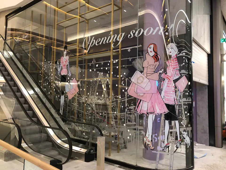 Vitrine Ladurée décorée pour une saison, lettrage et décor adhésif sur le vitrage