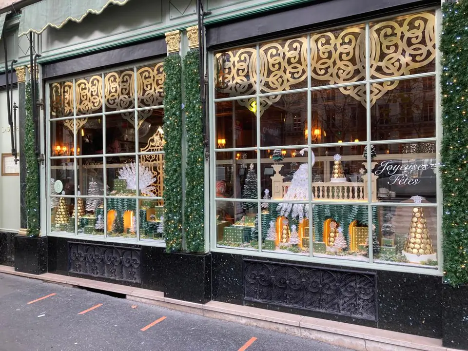 Vitrine Ladurée avec lettrage Macaron et arc-en-ciel adhésif