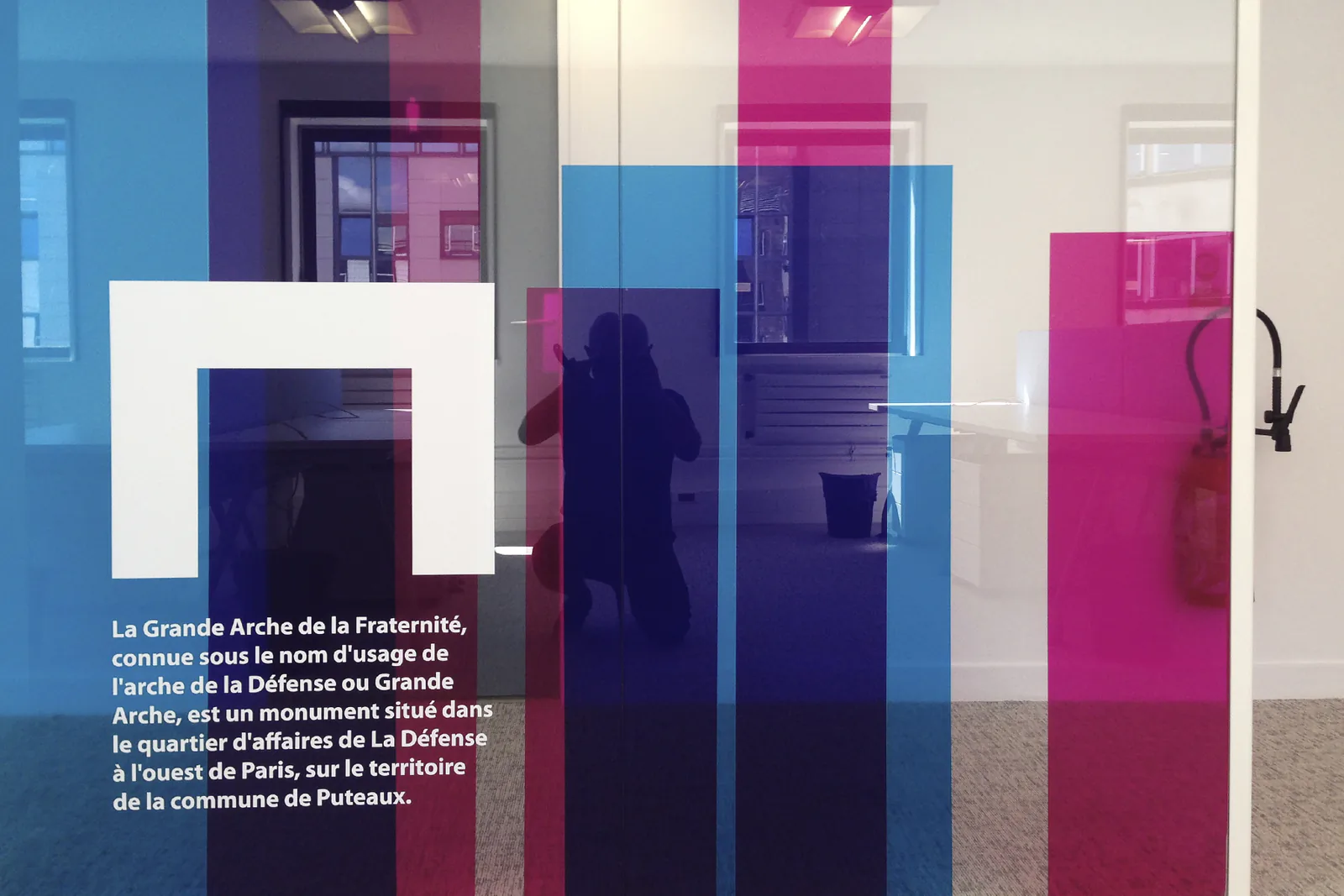 Cloison vitrée avec aplats de couleur et lettrage adhésif