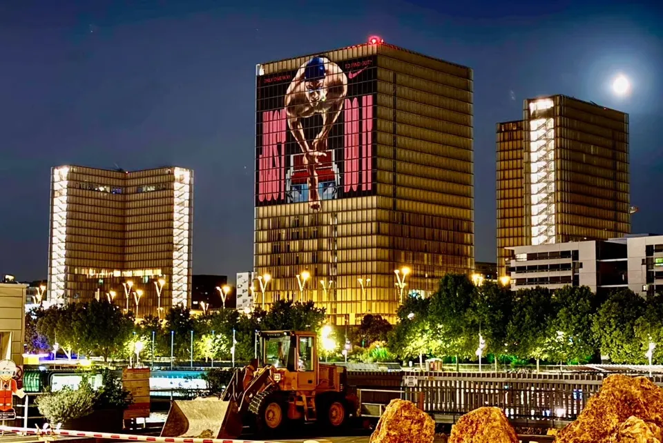 Façade de la BnF : Habillage événementiel de 46 m de haut pour le lancement de Kaiju n°8 (client : Brainwash).