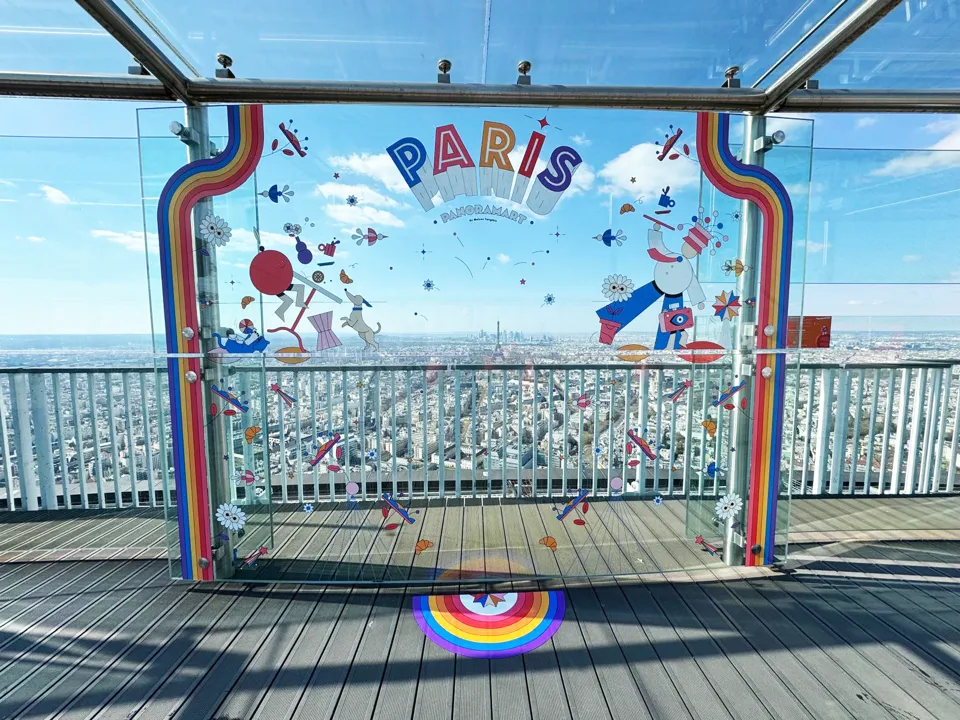 Paris en hauteur : Vitrophanie sur garde-corps vitrés panoramiques.